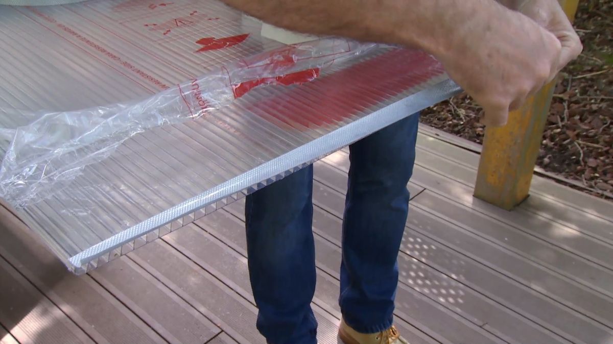 Instalar una cubierta de policarbonato celular paso 3