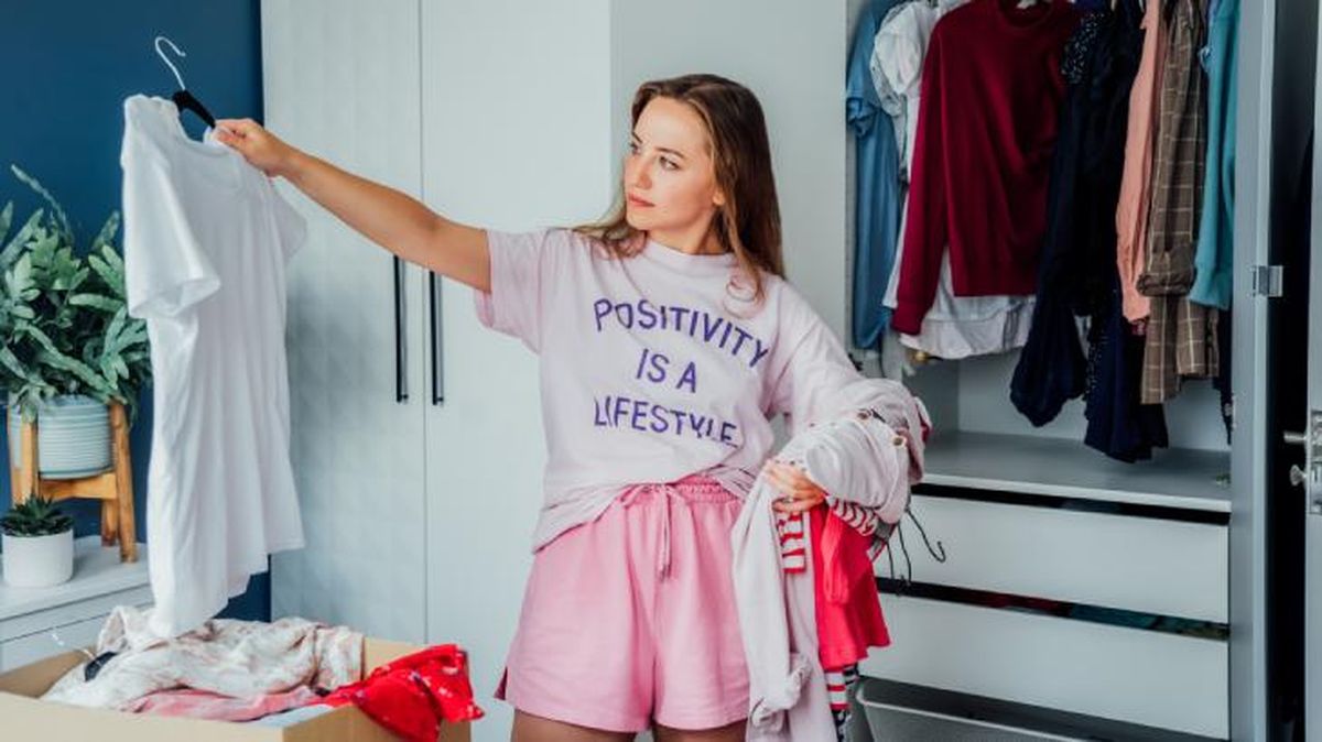 deshacerse de la ropa innecesaria antes de ordenar el armario