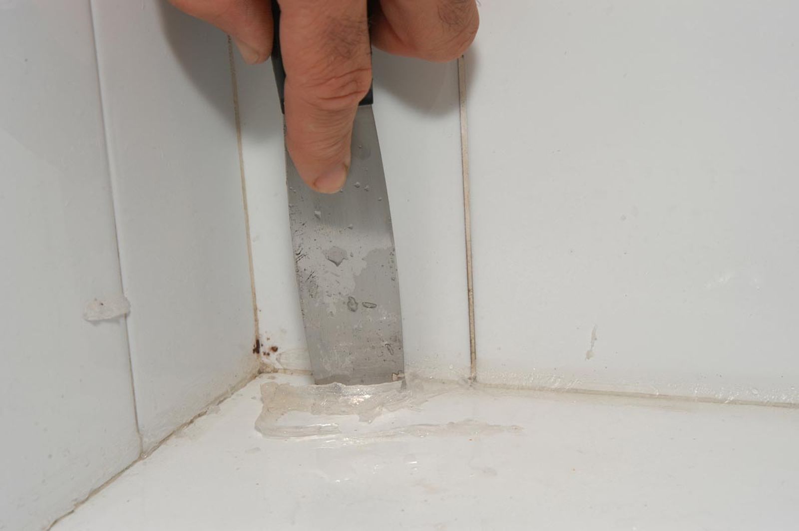Eliminar y cambiar la silicona de una bañera paso 4