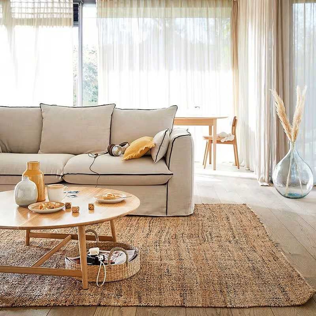 Salón con alfombra de yute, una tendencia atemporal.