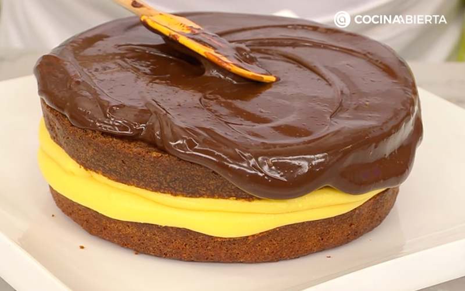 Cubre con ganache el bizcocho relleno de crema pastelera