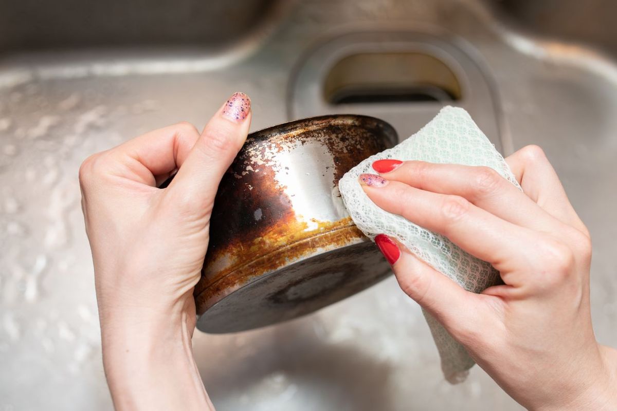 Un estropajo de doble función elimina la suciedad más incrustada