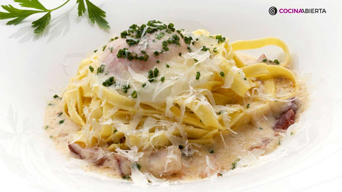 Pasta carbonara huevo poche