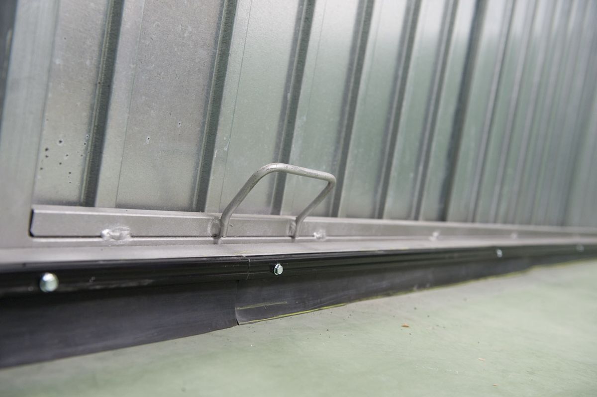 brico 0546 1 burlete caucho puerta garaje paso 8 detalle final