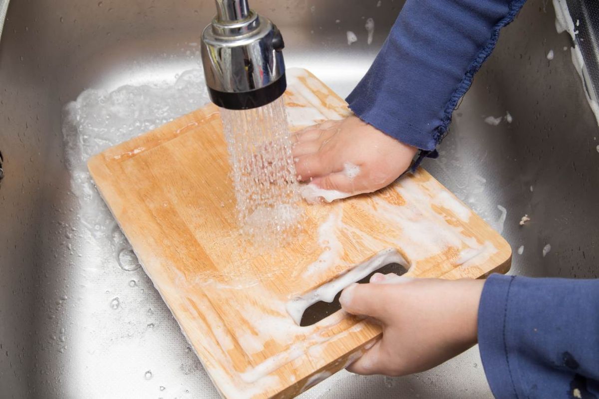 Aprende a limpiar y desinfectar tablas de cortar alimentos