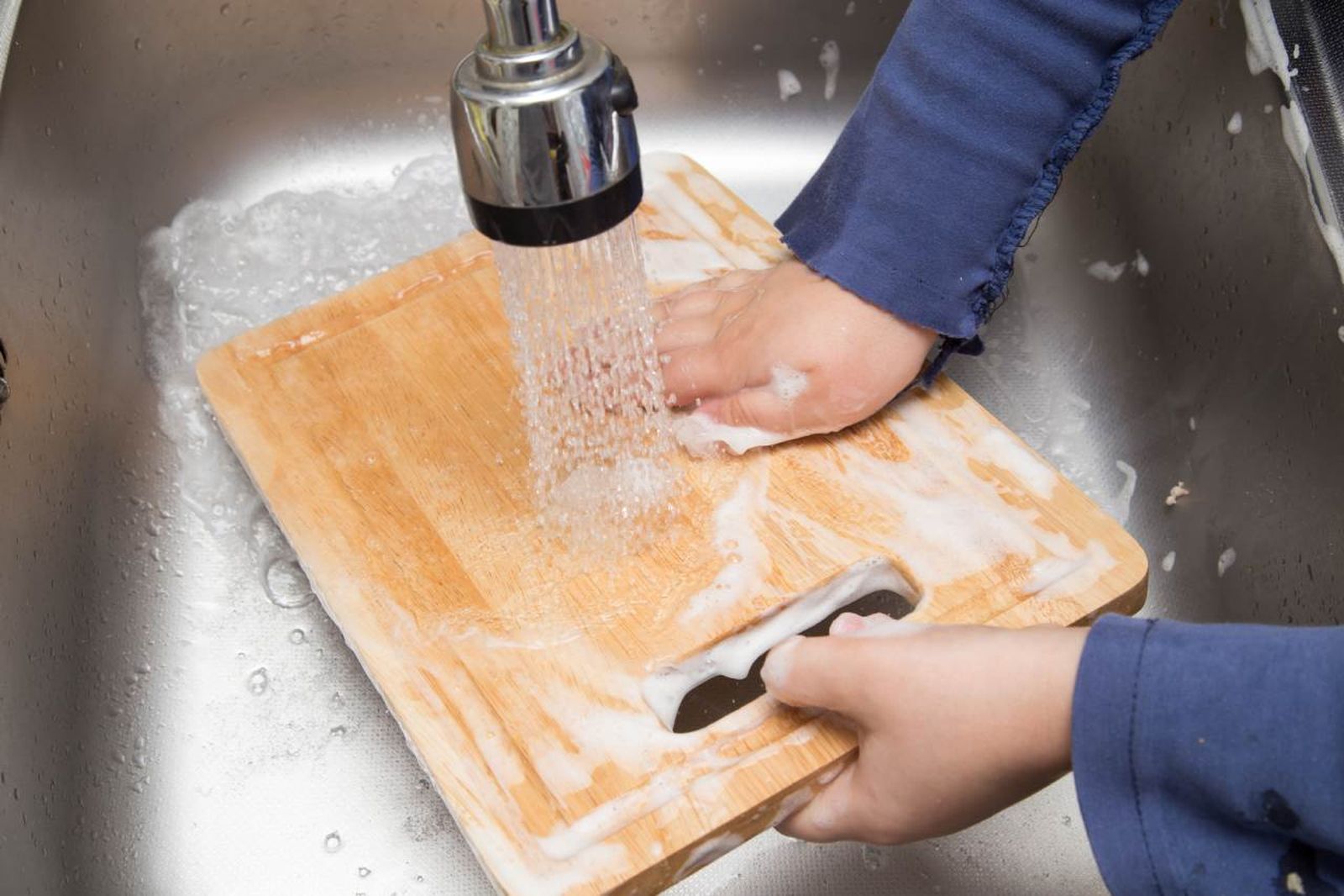 Aprende a limpiar y desinfectar tablas de cortar alimentos