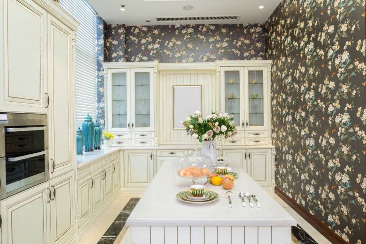 Cocina vintage con papel pintado floral.