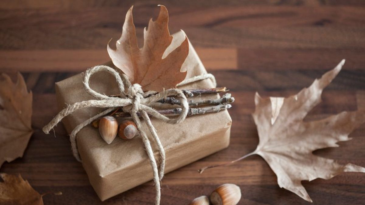 Hojas secas decorando el regalo
