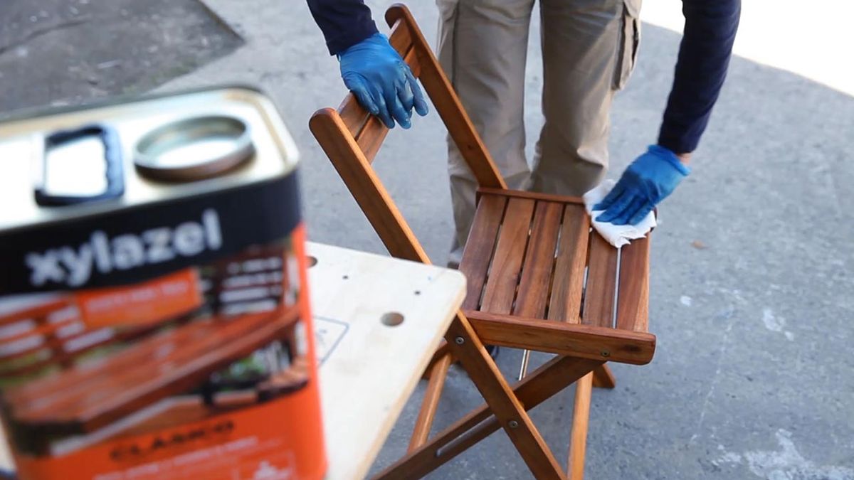 Proteger muebles de madera con aceite de teca paso 3