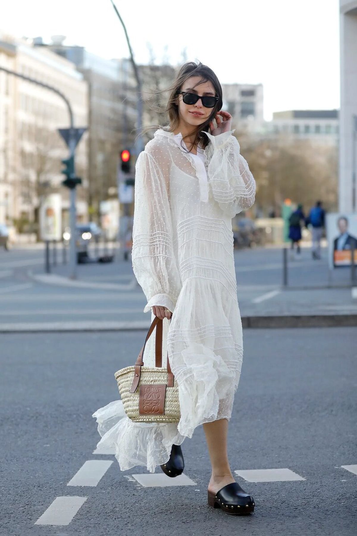 Zueco negro con suela de madera