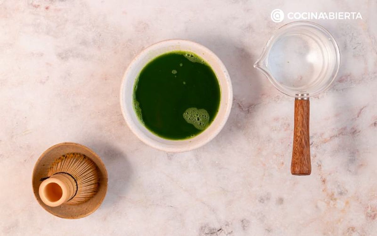 Incorpora el resto del agua al cuenco