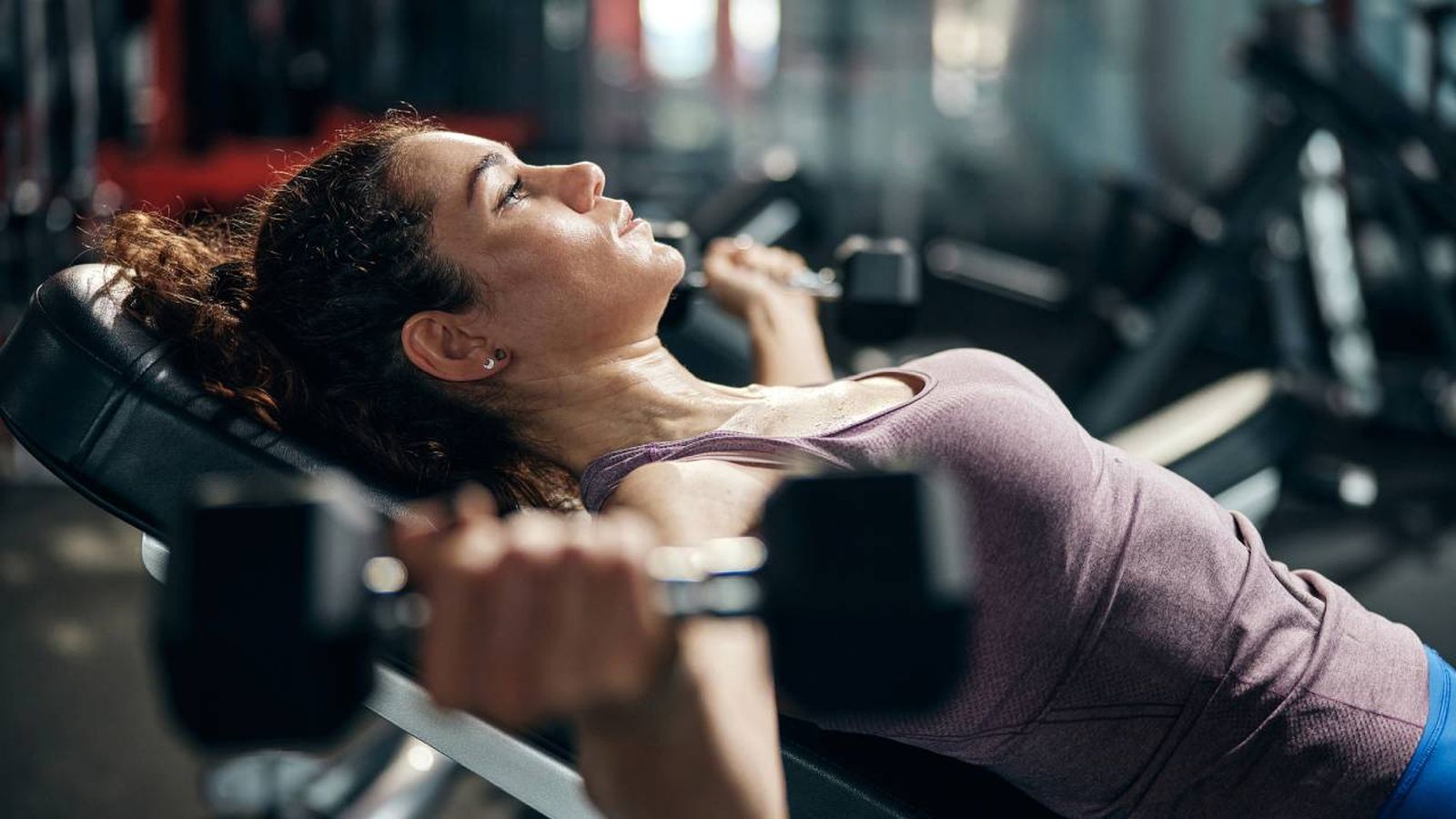 ejercicios para tonificar pecho con mancuerna portada