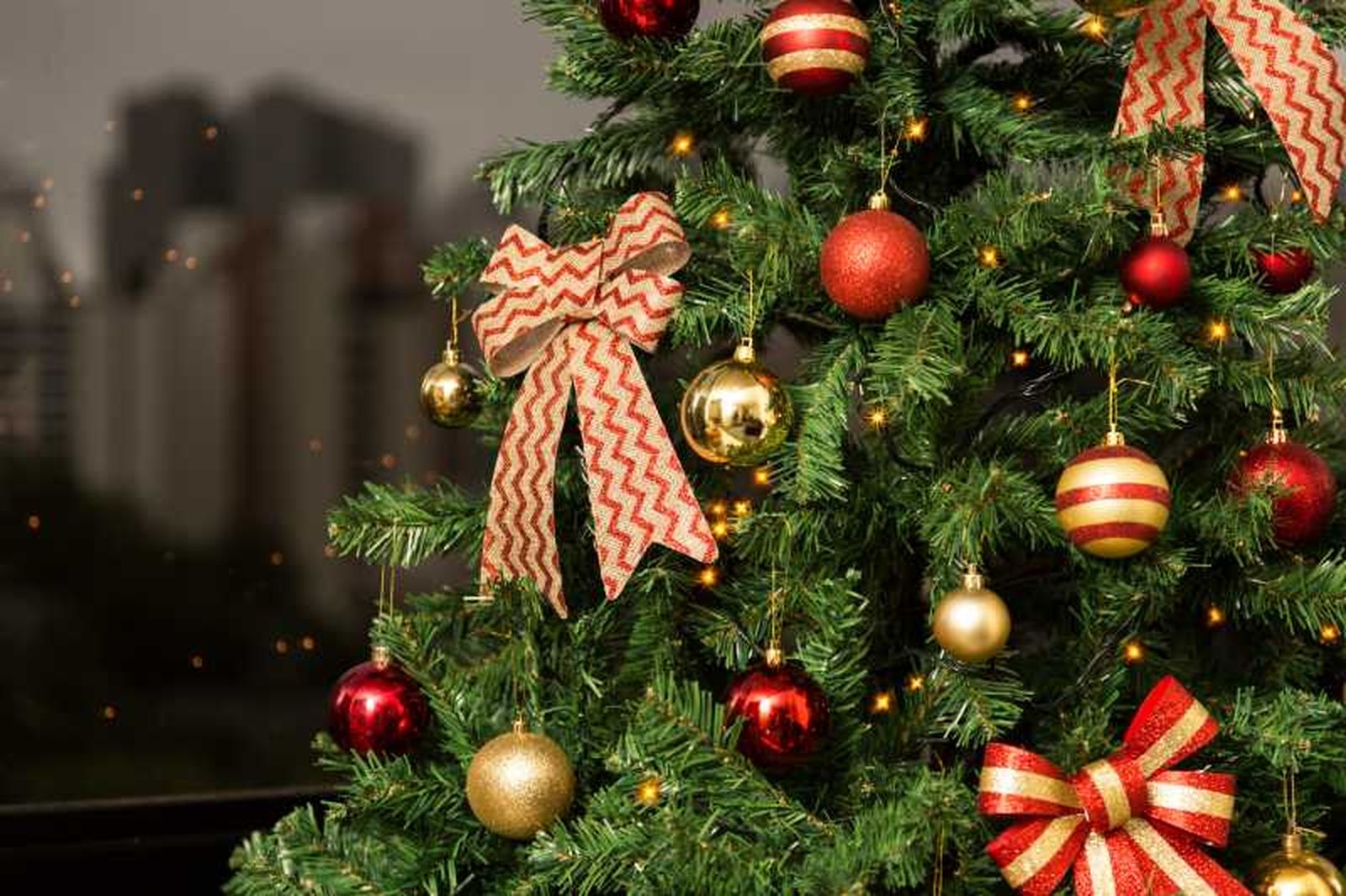 Árbol de Navidad verde de estilo tradicional.
