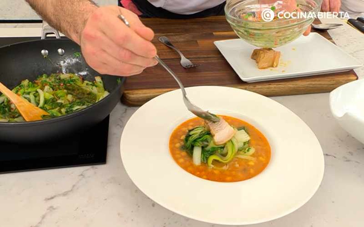 Sirve los garbanzos con pak choi y tocino