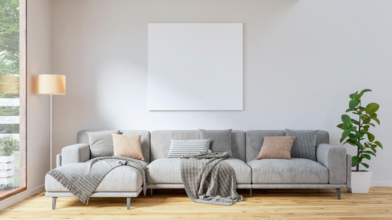 Salón minimalista con sofá gris con cojines sencillos.