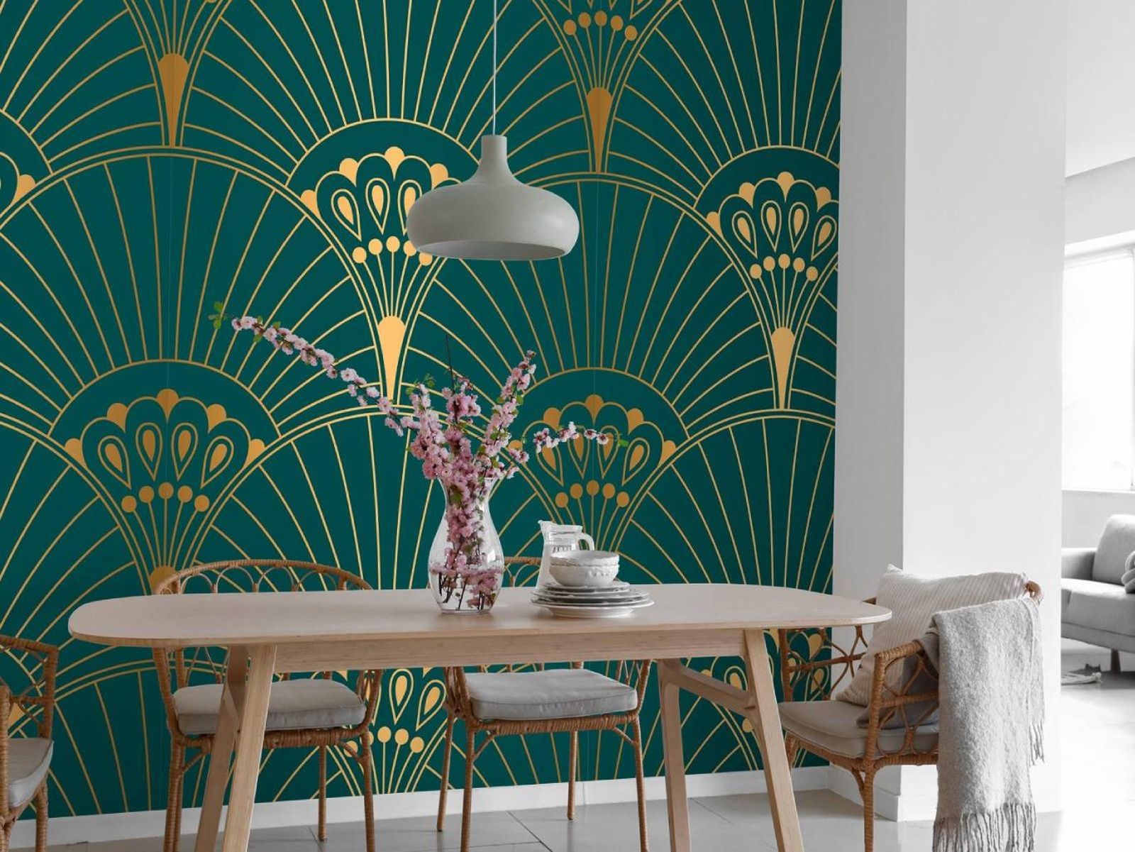 Comedor decorado con papel pintado de estilo retro en verde y dorado.
