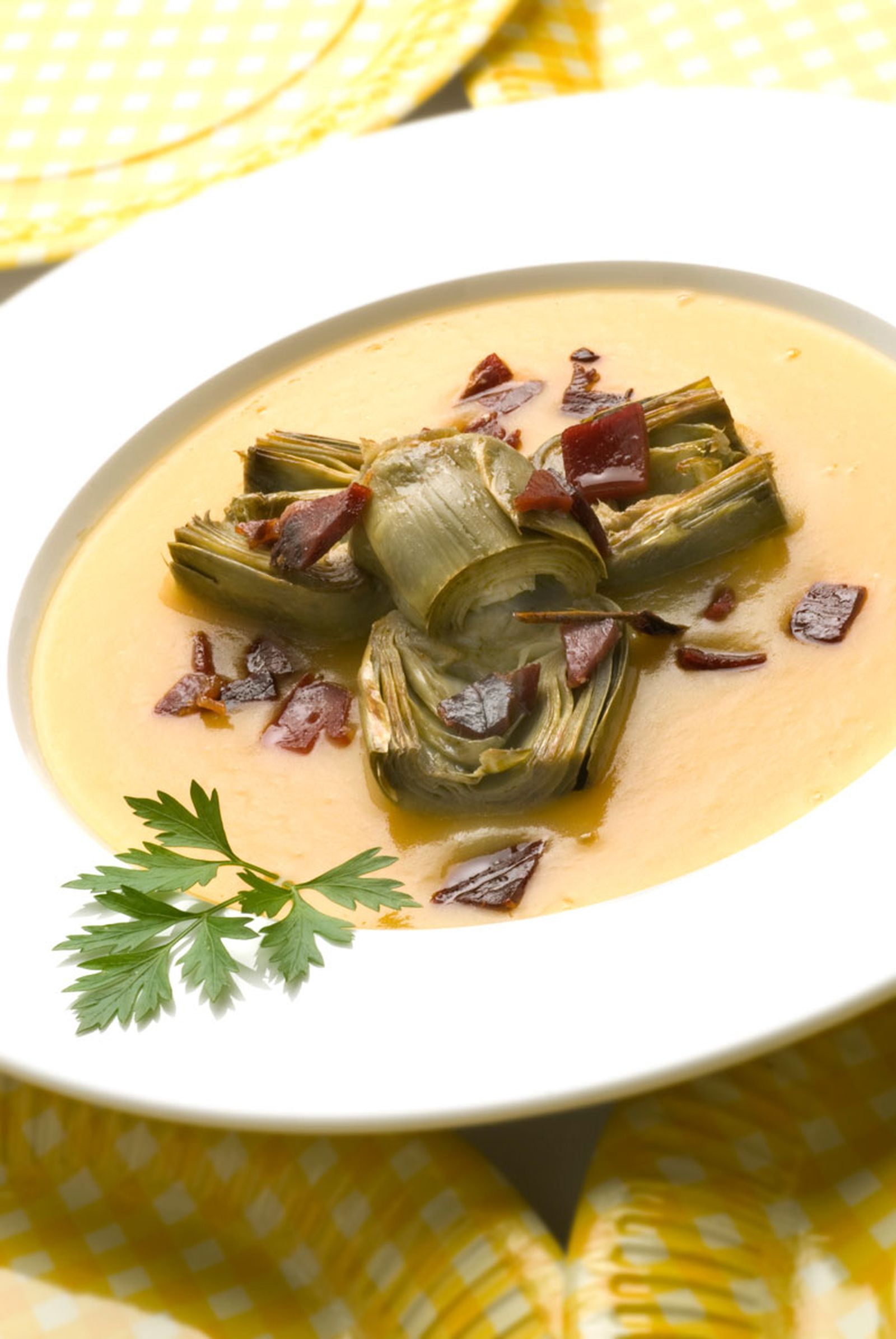 Alcachofas con crema de calabaza y jamón