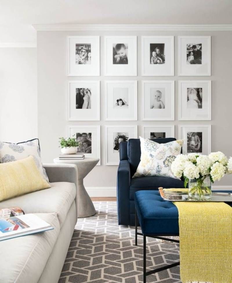 Salón decorado con galería de fotos simétrica.