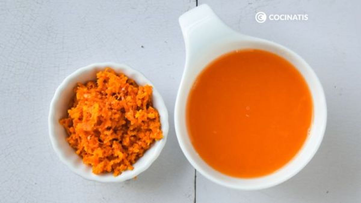 Ralla la piel y exprime el zumo de las mandarinas