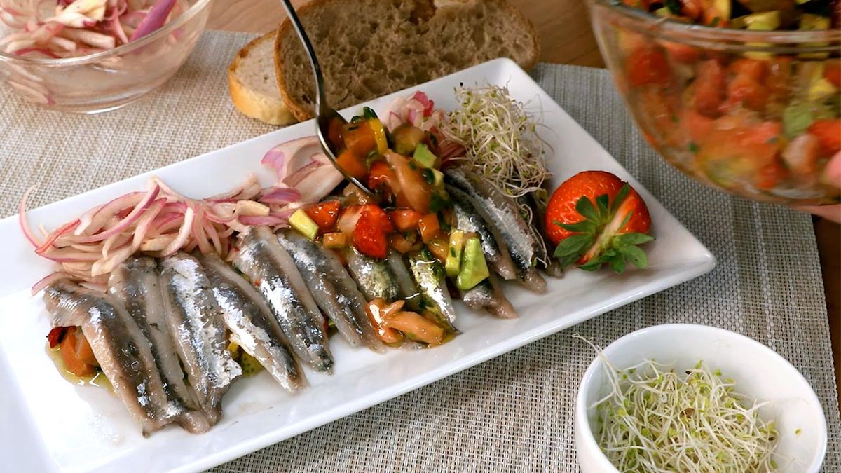 Receta de anchoas marinadas (con vinagreta de fresas y aguacate)  paso 5