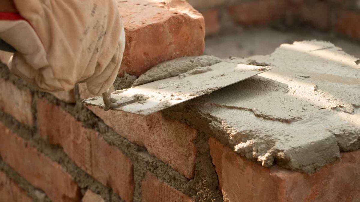 Persona aplicando mortero