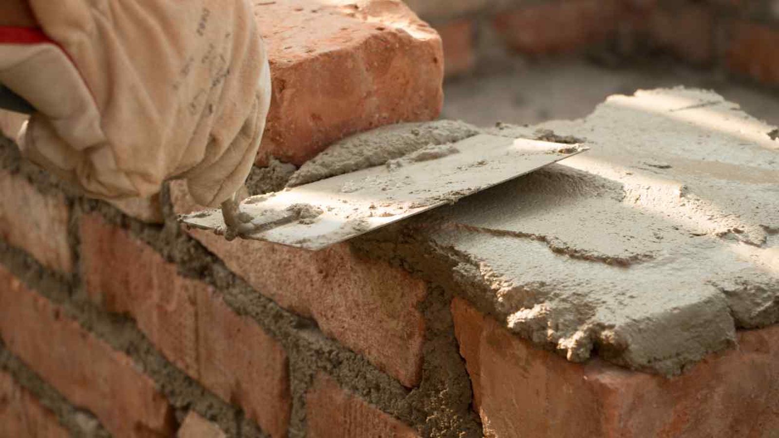 Persona aplicando mortero