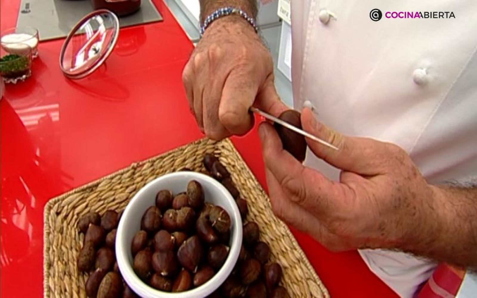 Hay que cortar cada castaña para que no revienten en el horno