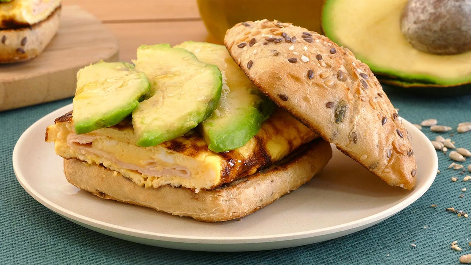 Receta de bocadillo de tortilla, aguacate y pavo