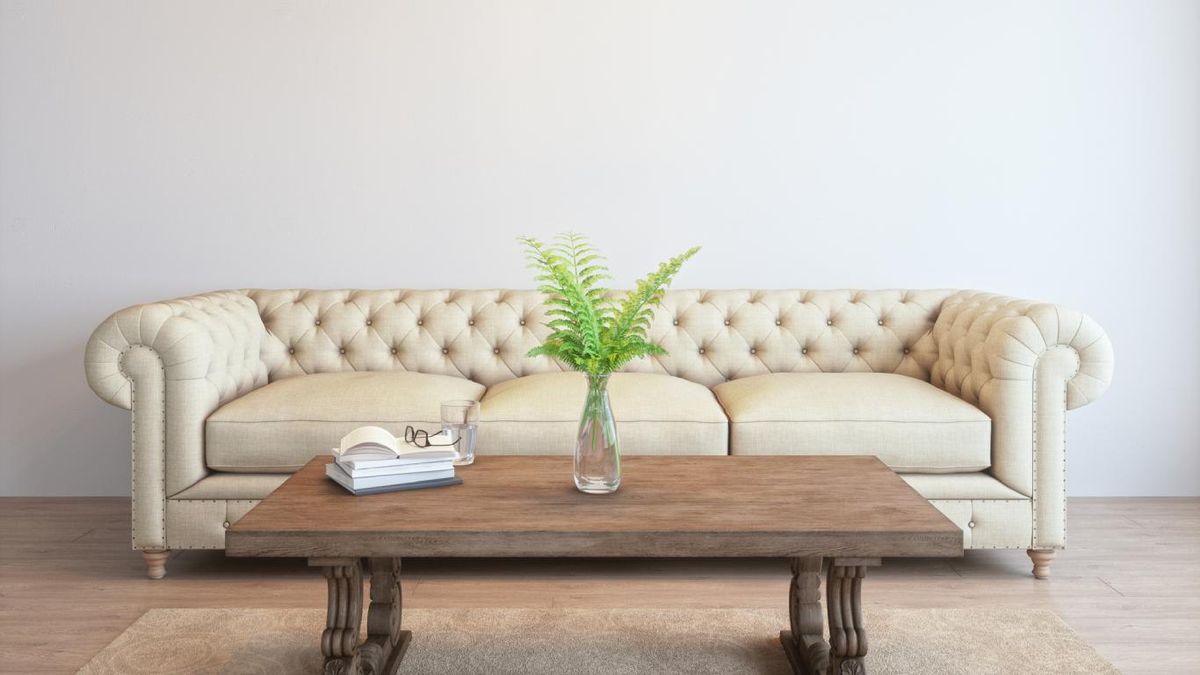 Salón con sofá Chester beige.