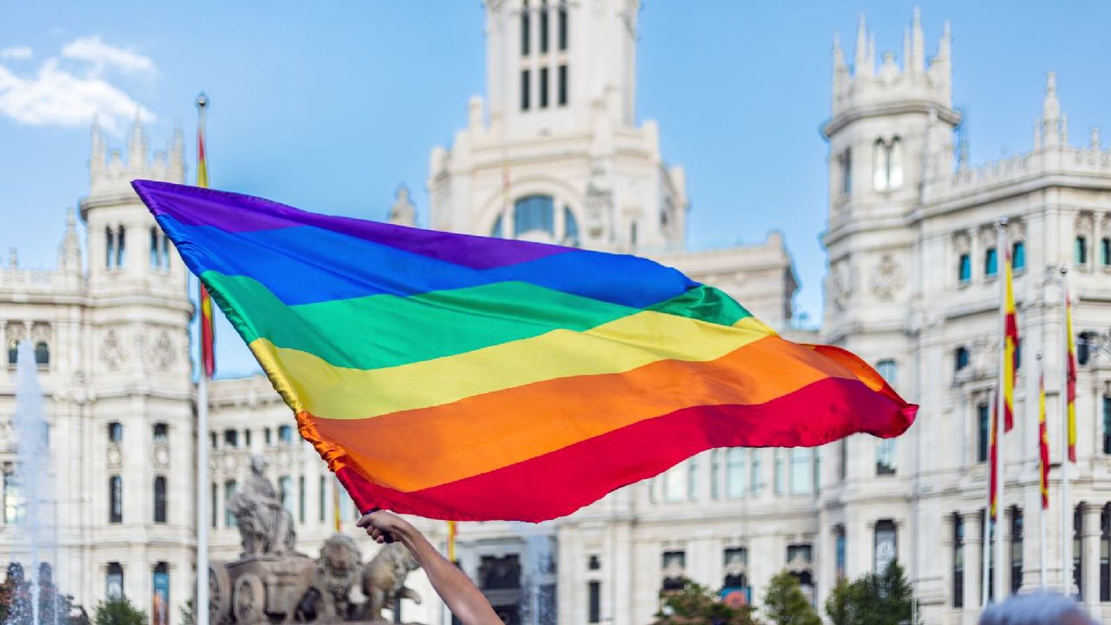 Bandera del arcoíris en la Plaza de Cibeles de  Madrid