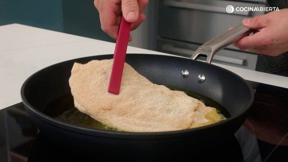 Reboza y fríe los cordon blue en una sartén