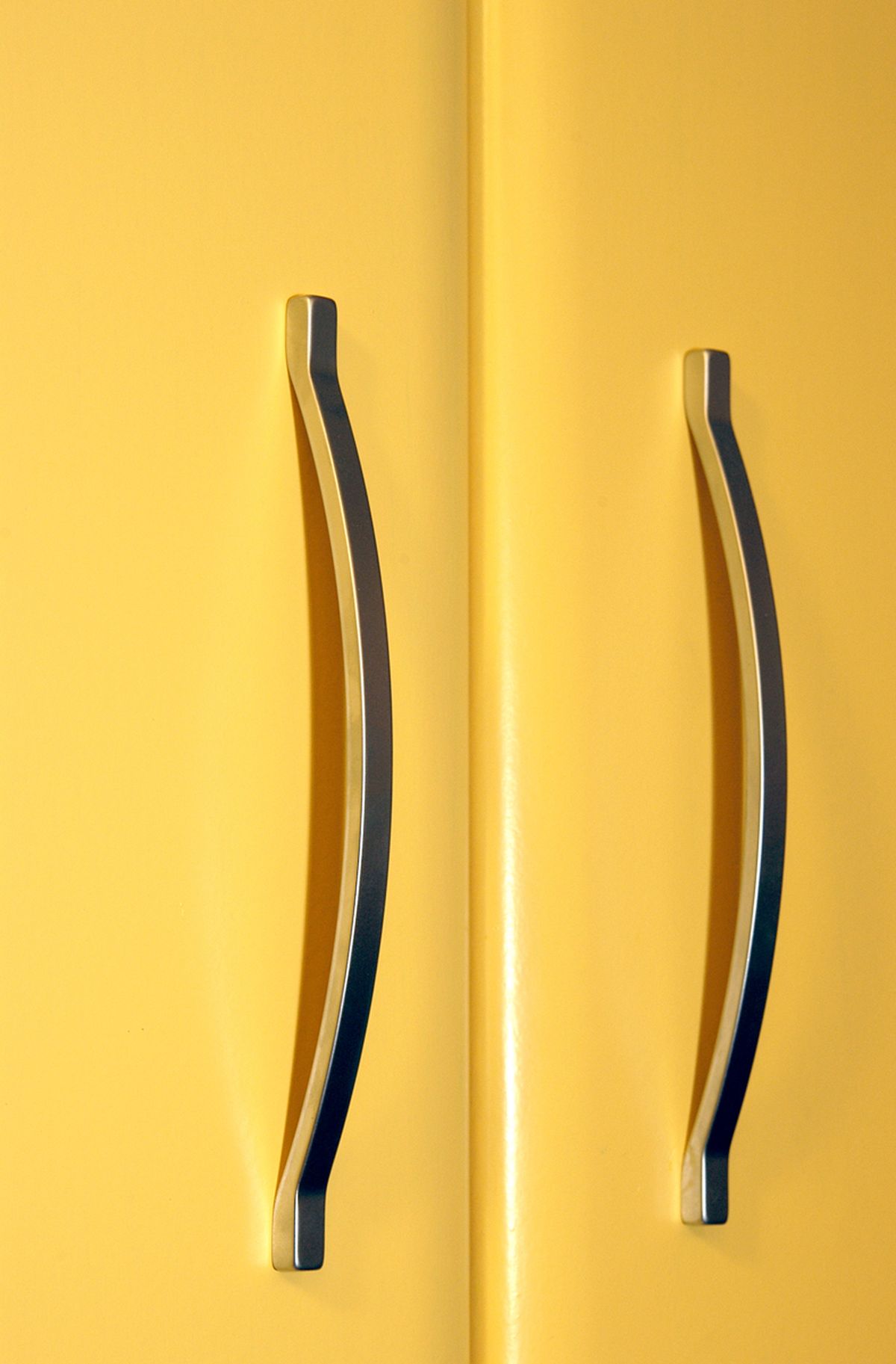 Tiradores de puertas en los armarios de la cocina paso 7