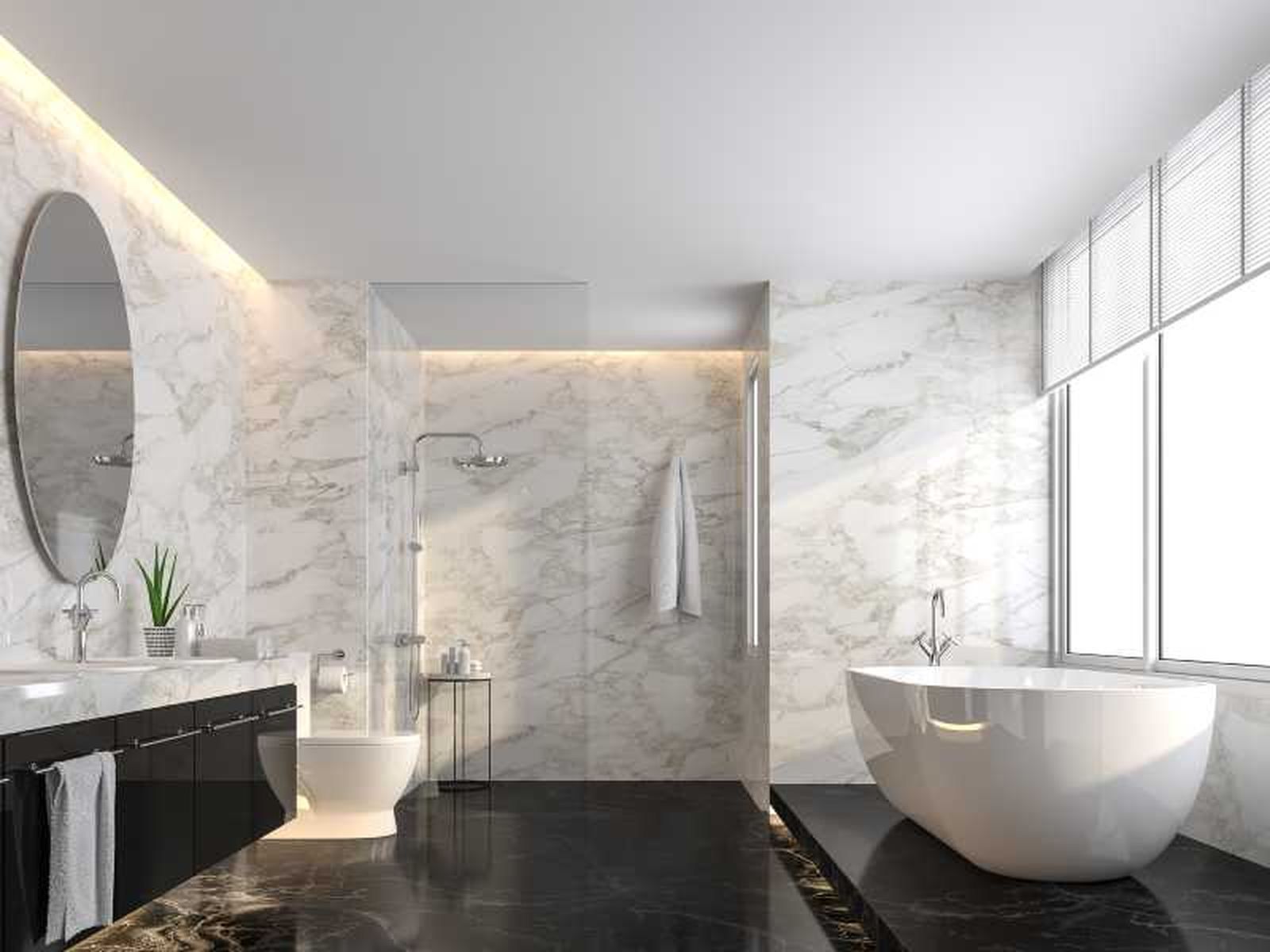 Baño con decoración lujosa en mármol.