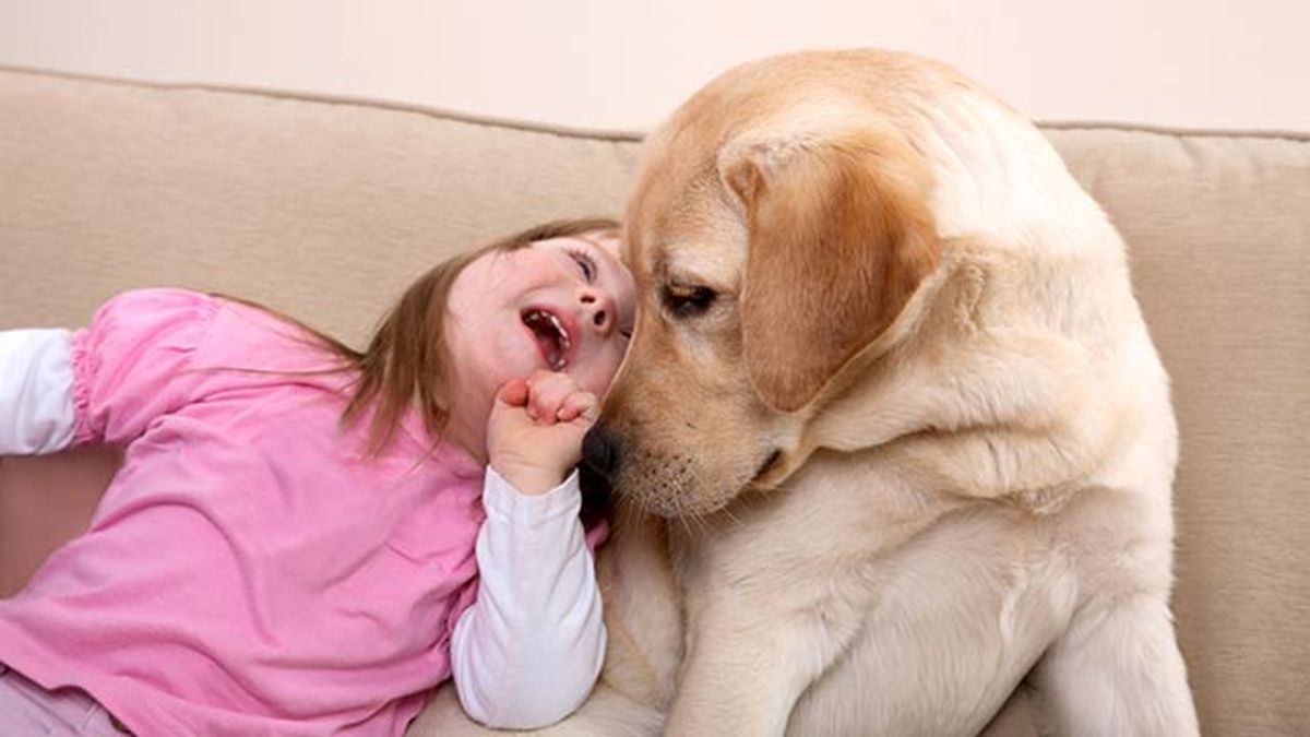 niña con sindrome de down con su perro