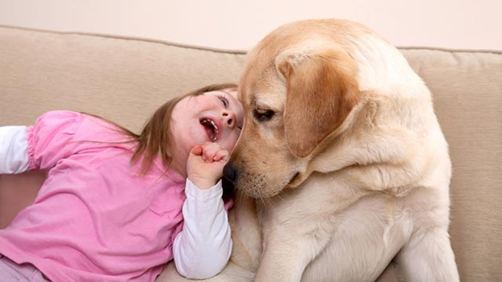 niña con sindrome de down con su perro