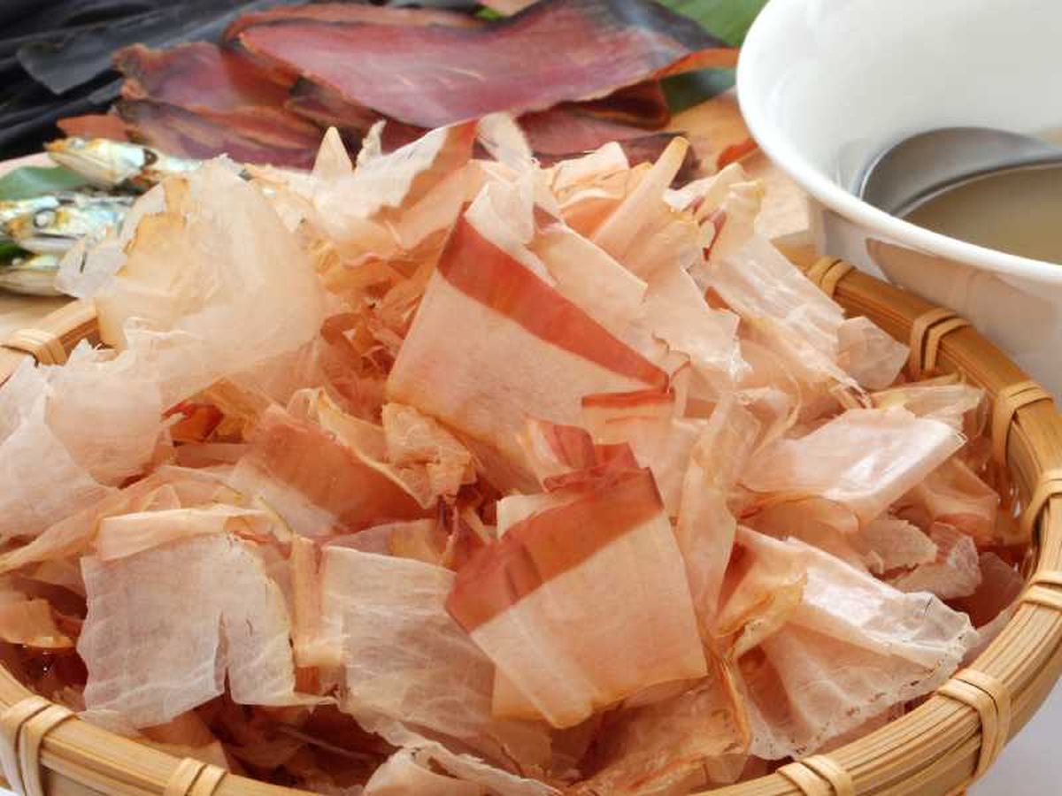 Se elabora a partir de bonito o atún que se seca, fermenta y ahuma