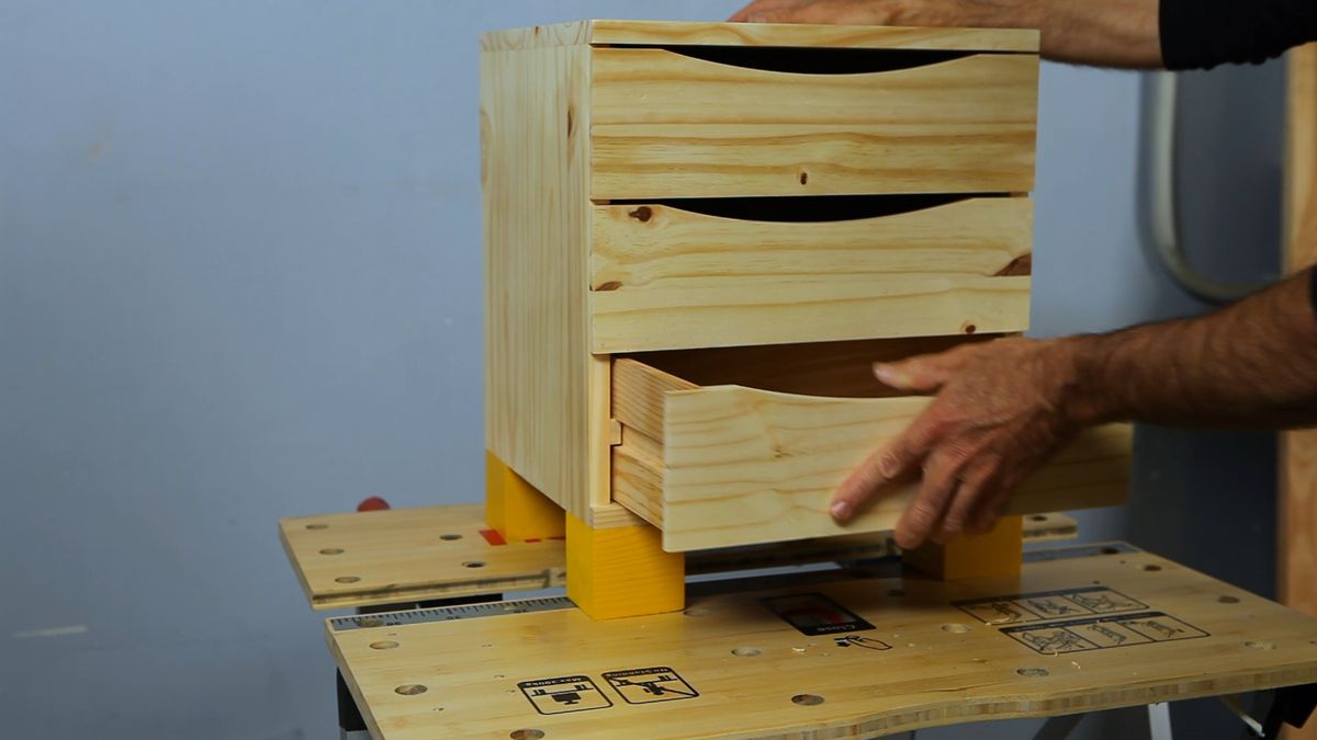 Hacer una mesilla con una cajonera paso 7