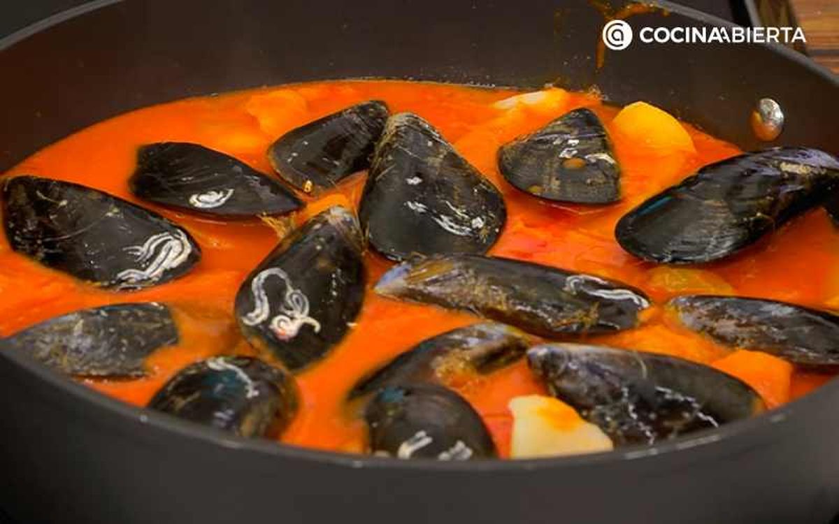 Incorpora los mejillones a la caldereta