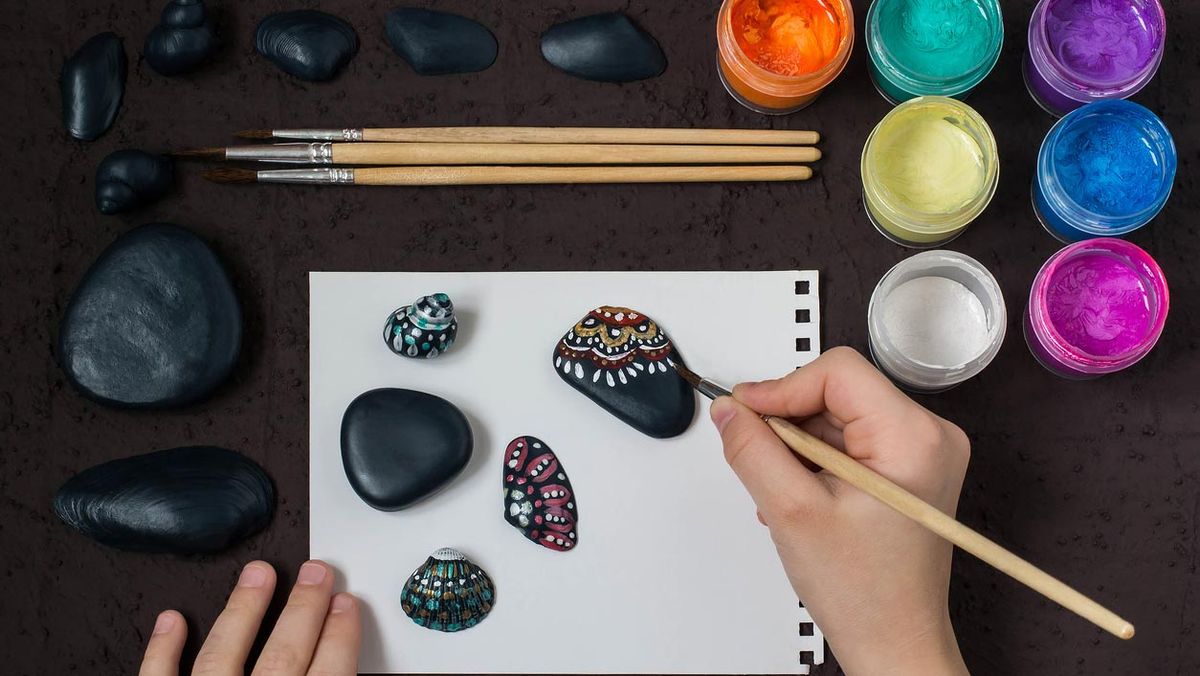 como pintar conchas y piedras puntillismo paso 2