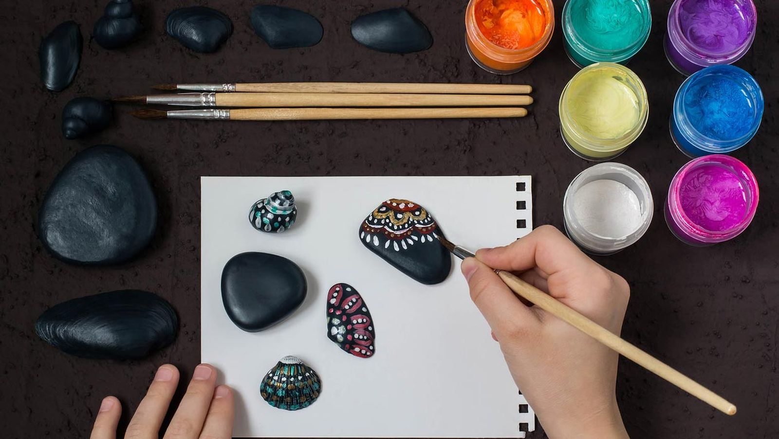 como pintar conchas y piedras puntillismo paso 2