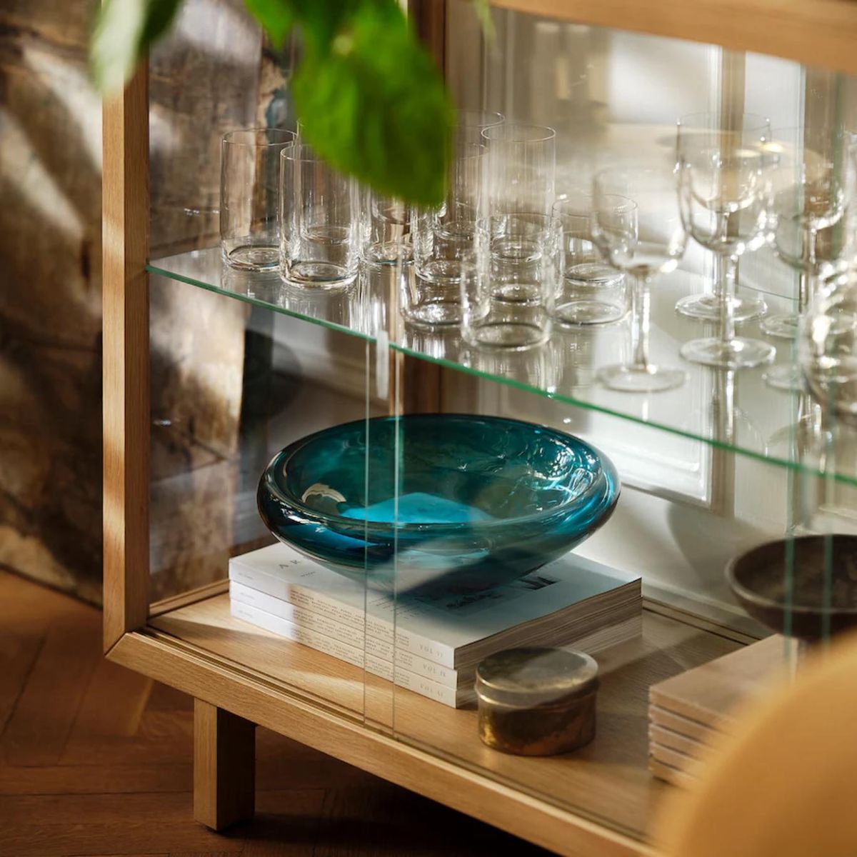 Cuenco azul turquesa y vitrina de la colección STOCKHOLM 2025.