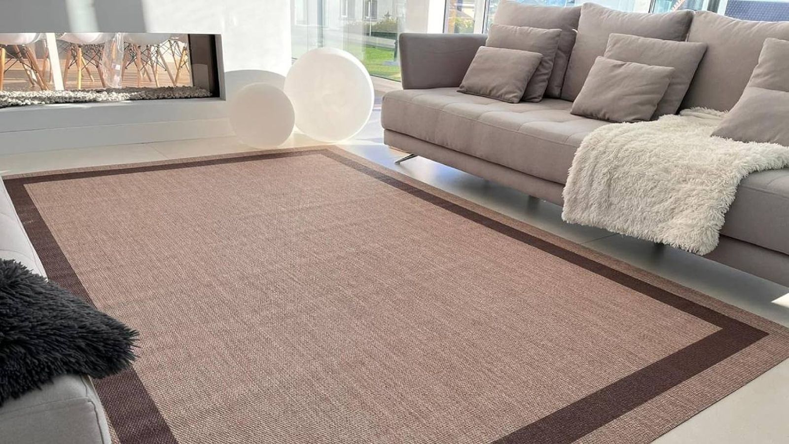 Salón elegante con alfombra de vinilo GRECA de Amazon en color beige.