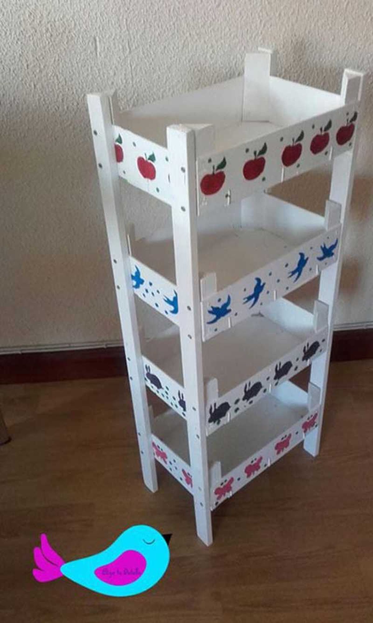 Estantería hecha con cajas de fresas.