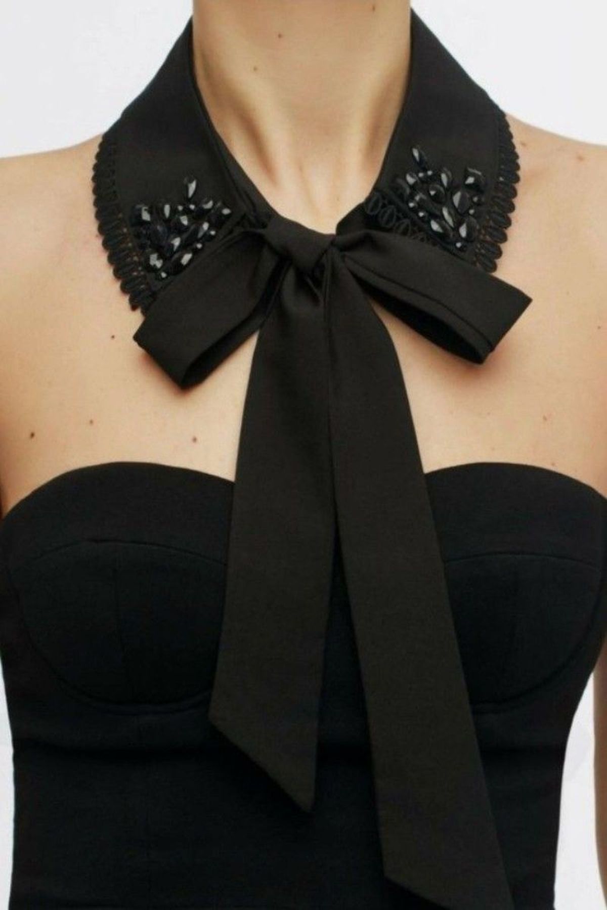 Con un escote palabra de honor, el cuello fantasía puede reemplazar a un collar