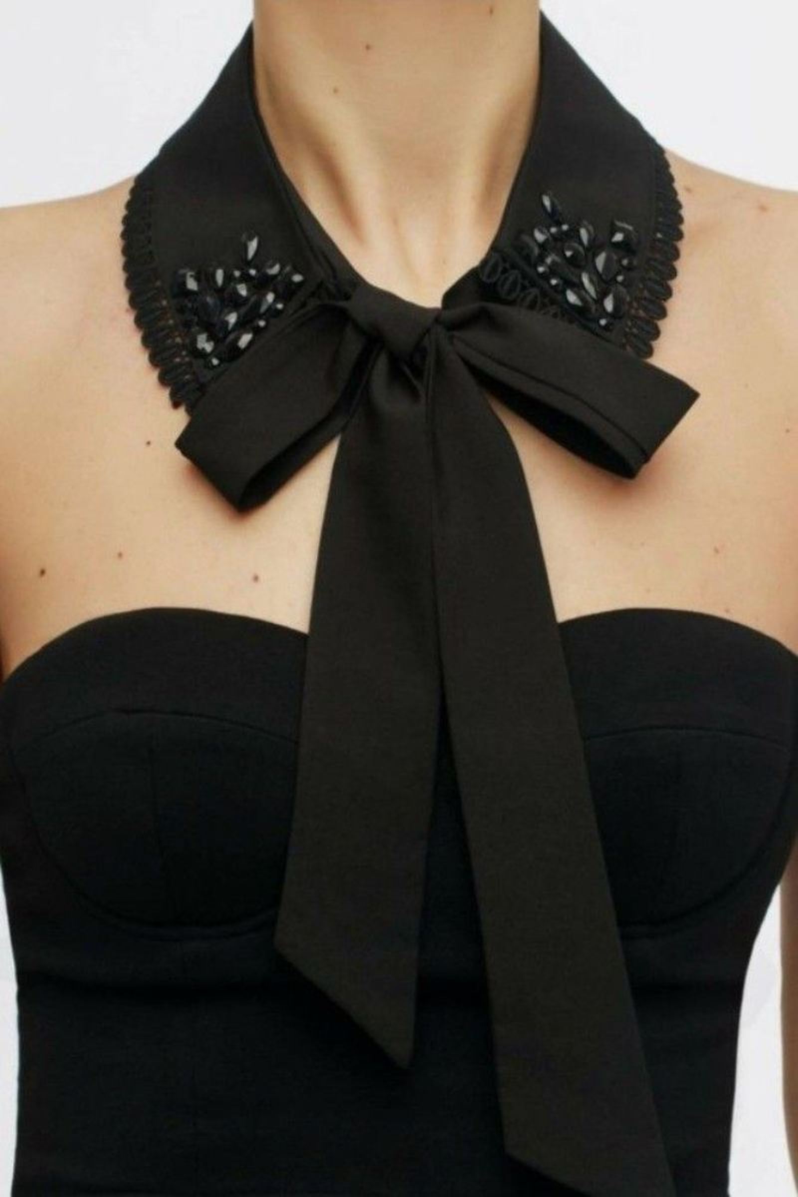Con un escote palabra de honor, el cuello fantasía puede reemplazar a un collar