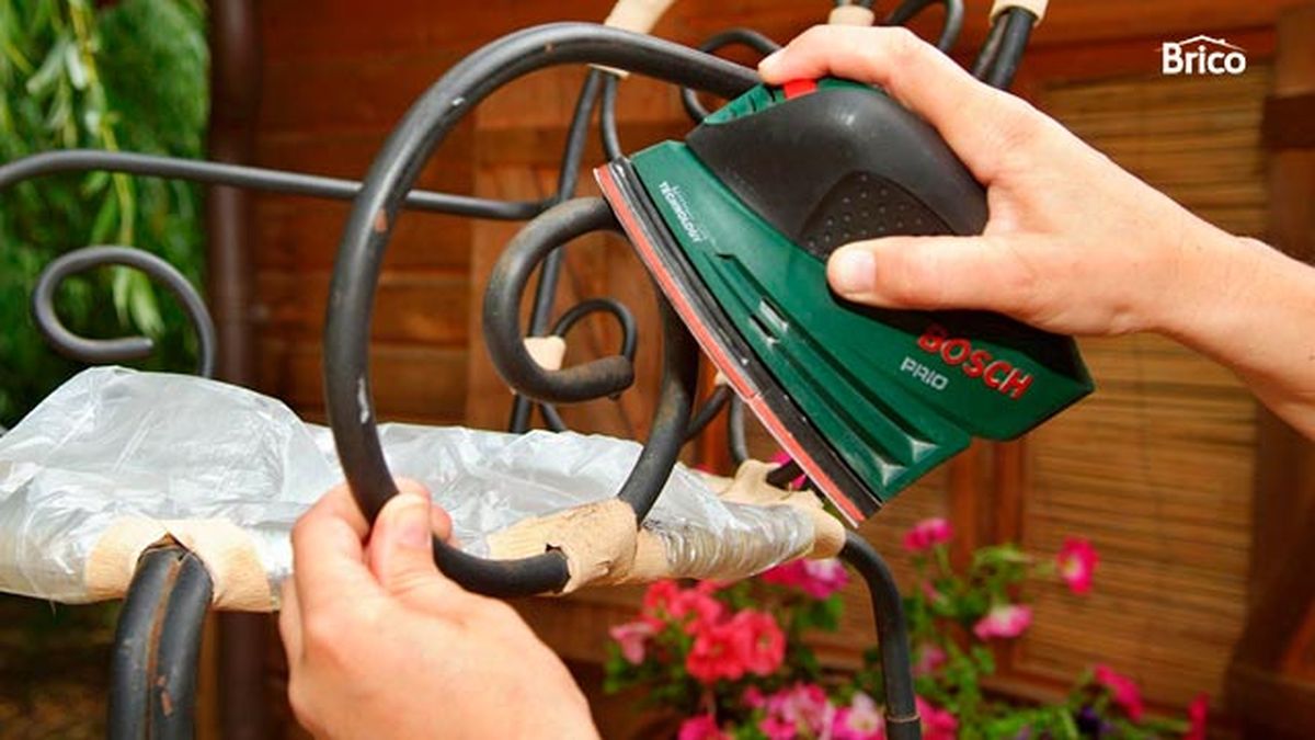 Como restaurar una silla de hierro de exterior
