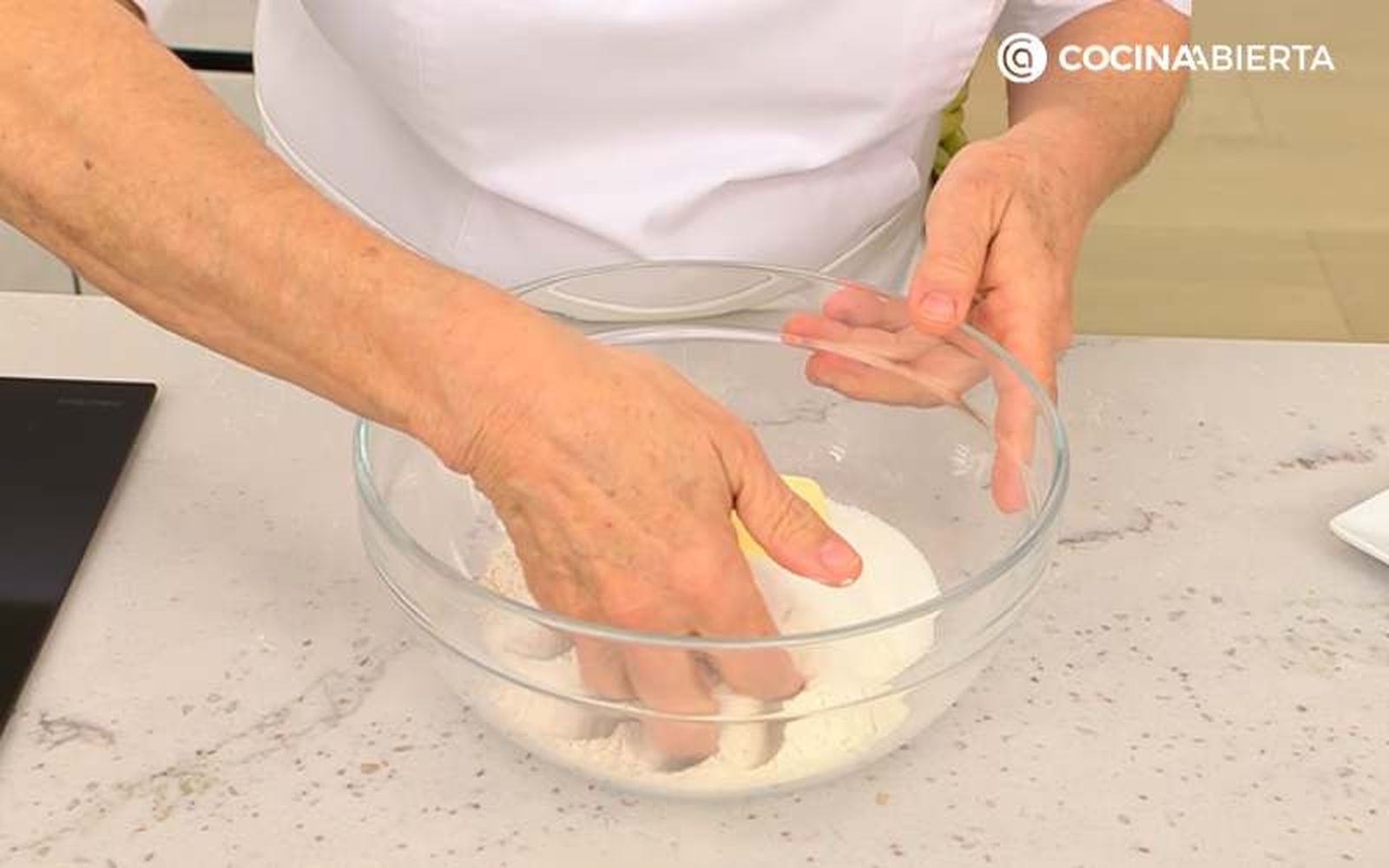 Amasa los ingredientes para el bizcocho