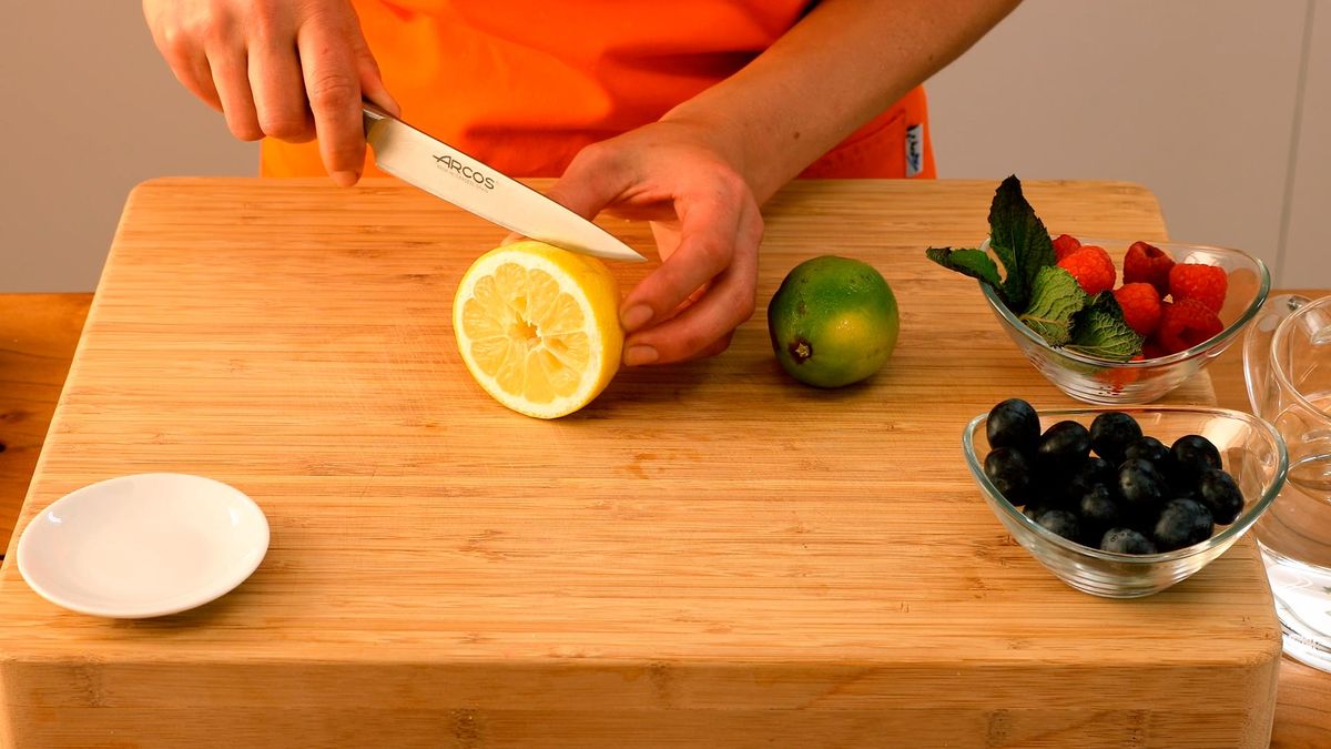 Cómo hacer hielos de frutas para enfriar bebidas   paso 1