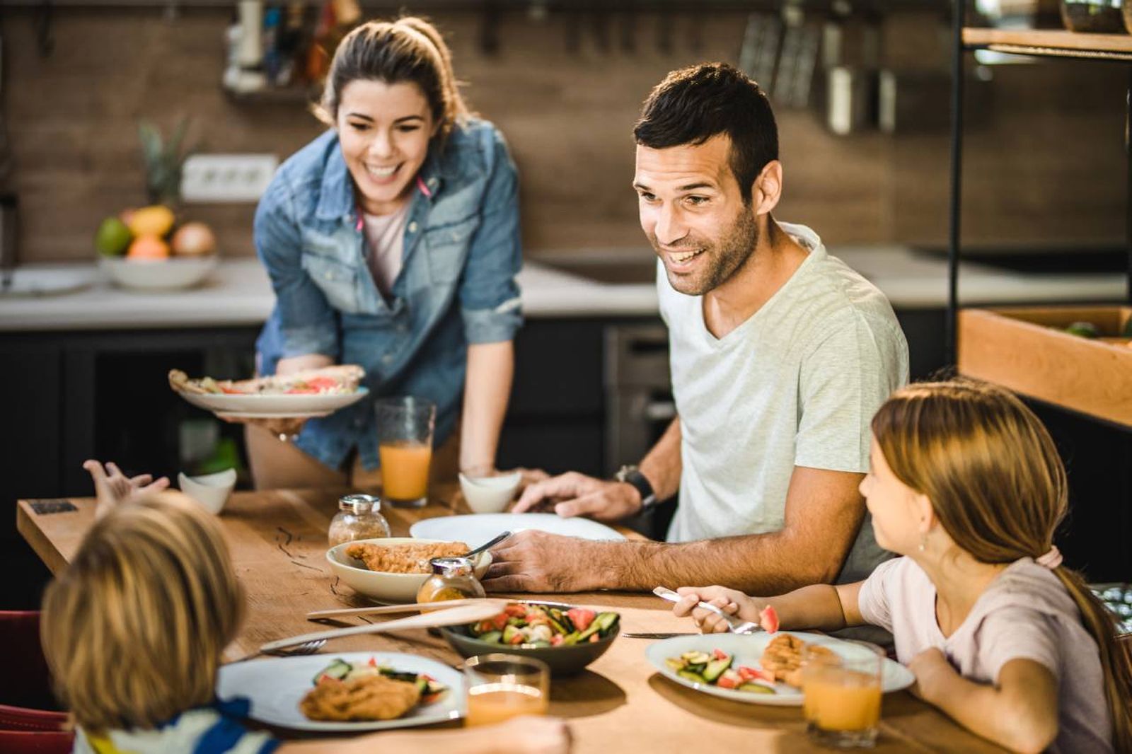 importancia de cena en familia con ninos cuando comen en colegio