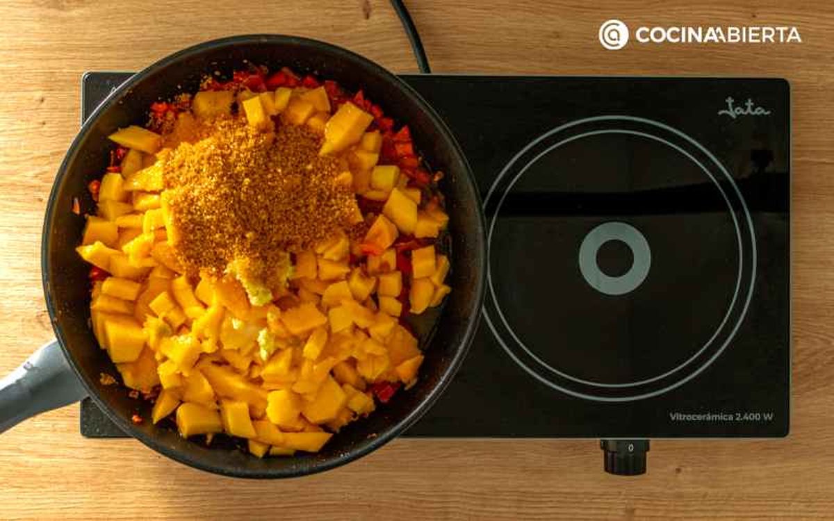 Agrega el mango y el azúcar moreno